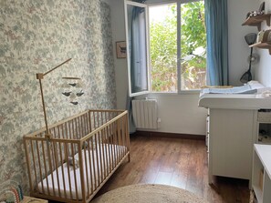 4 bedrooms, desk, iron/ironing board, travel cot