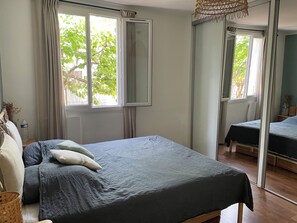 4 bedrooms, desk, iron/ironing board, travel crib