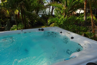 Kehena black sand beach house - ocean view - swim spa