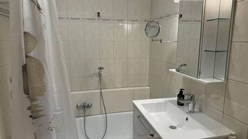 Haartrockner, Handtücher, Seife, Toilettenpapier