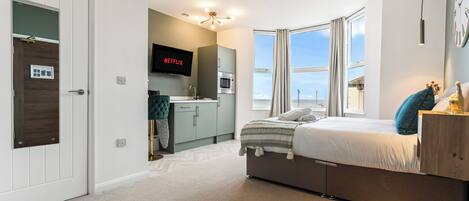 1 dormitorio, tabla de planchar con plancha, wifi y ropa de cama