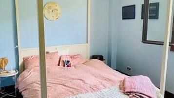 4 bedrooms, iron/ironing board, bed sheets