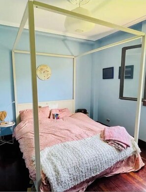 4 bedrooms, iron/ironing board, bed sheets