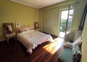 4 bedrooms, iron/ironing board, bed sheets