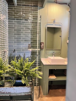 Comfort Room, Garden View | Bathroom | Shower, hair dryer, bidet, towels - La Guarda Bed and Breakfast (Zapallar)