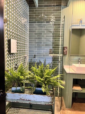 Habitación Confort, vista al jardín | Baño | Regadera, secadora de cabello, bidet, toallas 