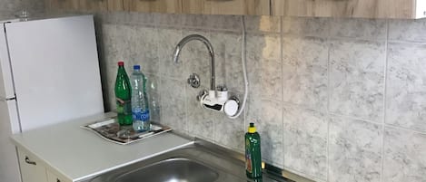 Fridge, oven, stovetop, coffee/tea maker