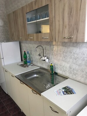 Refrigerador, horno, parrilla de estufa y cafetera y tetera