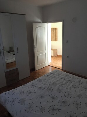 1 habitación, tabla de planchar con plancha, wifi y ropa de cama