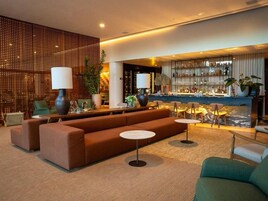 2 bares, bar junto a la piscina