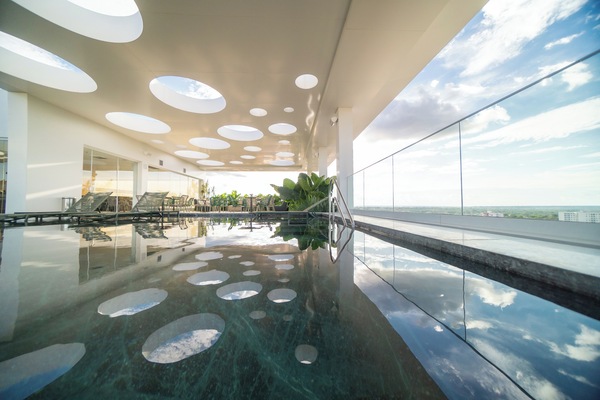 Outdoor pool, open 8:00 AM to 4:00 PM, sun loungers