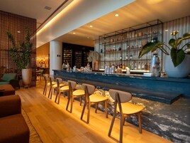 2 bares, bar junto a la piscina