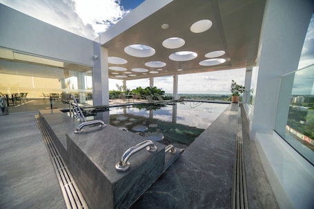 Piscina externa, funciona das 8h às 16h, espreguiçadeiras