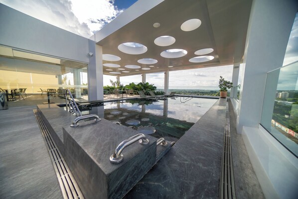 حمّام سباحة خارجي، مفتوح من 8:00 صباحًا إلى 4:00 عصرًا، مقاعد للتشمس