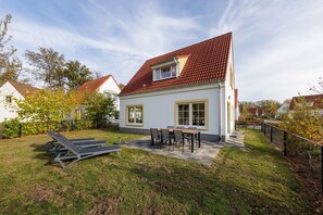House | Outdoor dining - Holiday Home in Bad Bentheim With Sauna (Bad Bentheim)