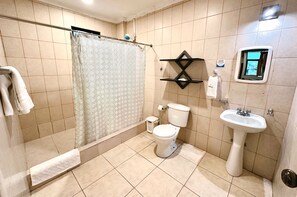 Hair dryer, towels, soap, shampoo - Suite Ejecutiva Frente al Aeropuerto (Guayaquil)