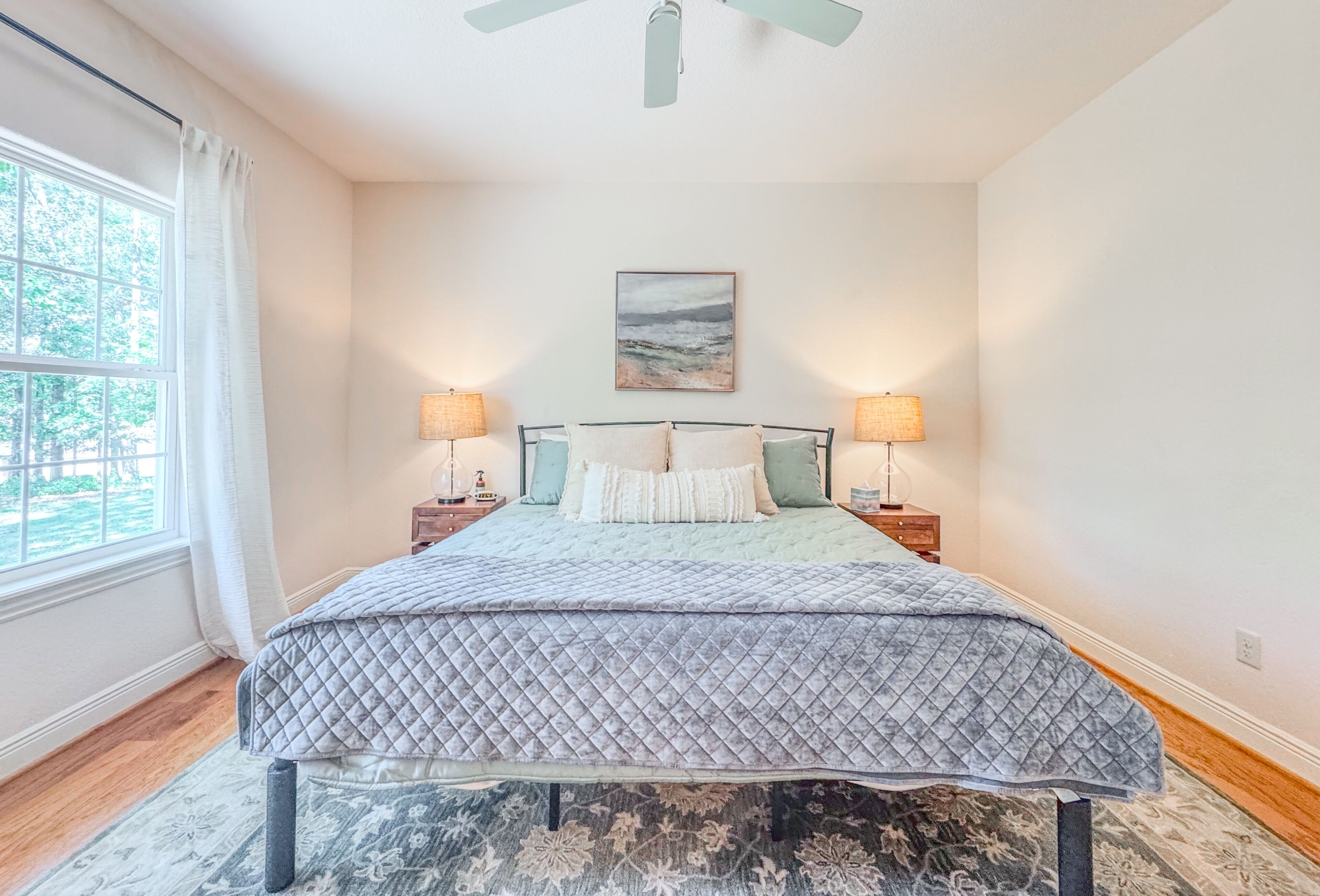 2 makuuhuonetta, työpöytä, silitysrauta/-lauta, vauvan matkasänky