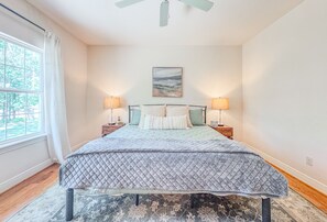 2 chambres, bureau, fer et planche à repasser, lit parapluie