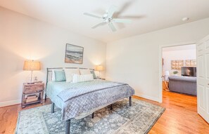 2 chambres, bureau, fer et planche à repasser, lit parapluie