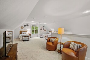 2 slaapkamers, een bureau, een strijkplank/strijkijzer, reisbedje