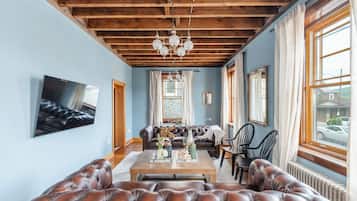 Smart TV, chimenea y libros