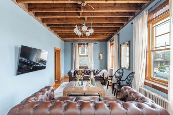 TV connectée, cheminée, livres