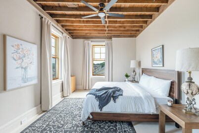 9 Bedroom, Sleeps 22! Hot Tub & Game Room - Minutes to Jim Thorpe