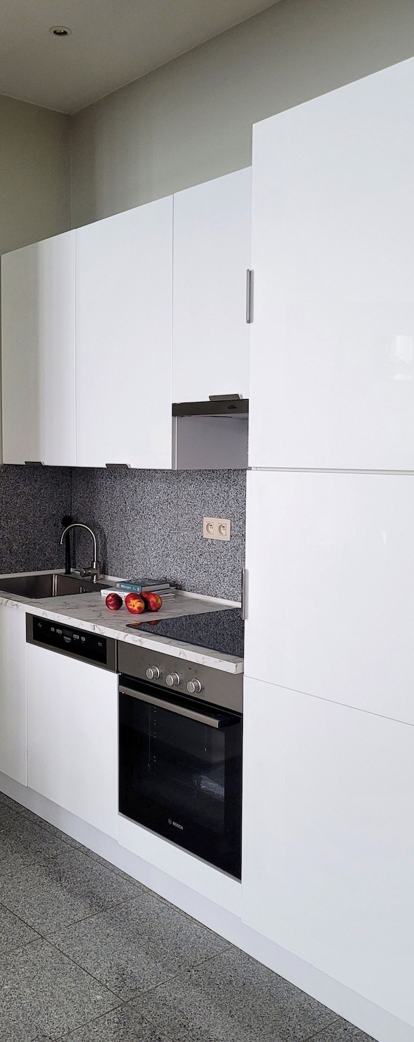 Frigorifero, microonde, forno, piano cottura