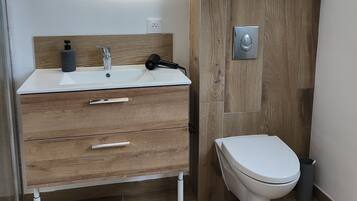 Douche, sĂšche-cheveux, serviettes fournies, savon