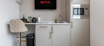 Beachfront Aparthotel, Deluxe Apartment with free parking #4