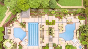 An aerial view of a resort with two large swimming pools, a central building, and landscaped gardens. - Step into Colonial Charm at The Historic Powhatan Resort in Williamsburg - 2 Bd. (Williamsburg)