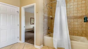 Shower, hair dryer, towels - Step into Colonial Charm at The Historic Powhatan Resort in Williamsburg - 2 Bd. (Williamsburg)