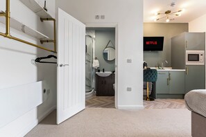 1 bedroom, iron/ironing board, WiFi, bed sheets - Beachfront Aparthotel, Deluxe Apartment with free parking #8 (Redcar)