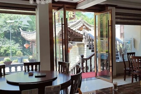 Restaurant. Damingshan Juxianlou Homestay