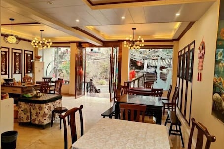 Dining. Damingshan Juxianlou Homestay