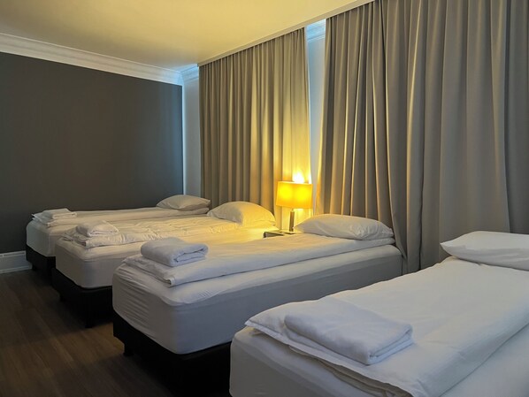 Quadruple Room, Shared Bathroom | Free WiFi - Castle Guesthouse (Reykjavik)