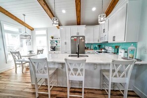 Plaque de cuisson, lave-vaisselle, tables à manger