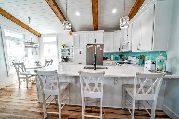 Parrilla de estufa, lavavajillas y comedor 