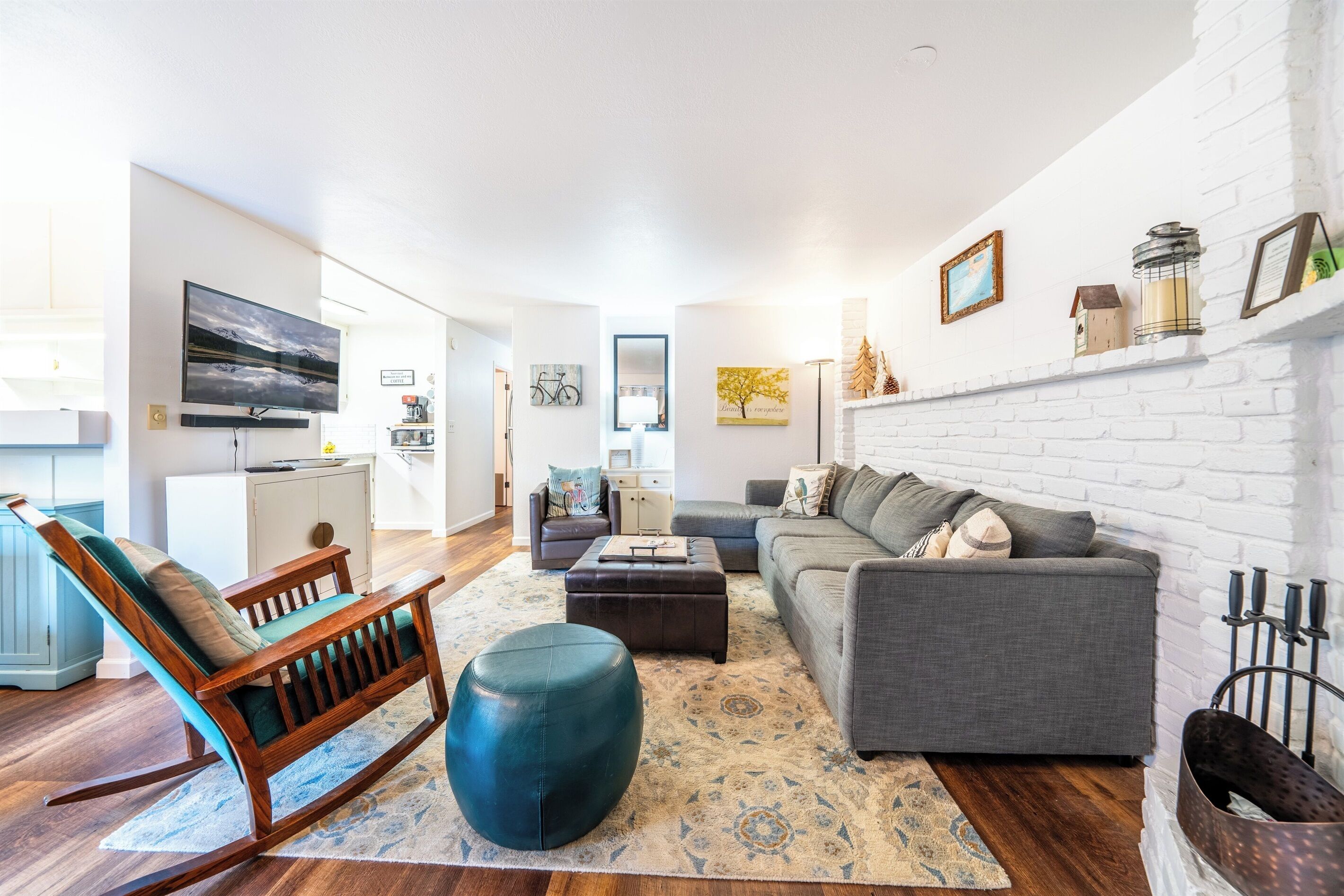 智能電視、壁爐、DVD 播放機