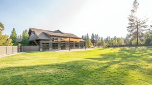 Un grand bâtiment à deux étages, doté d’un toit en pente et de nombreuses fenêtres.