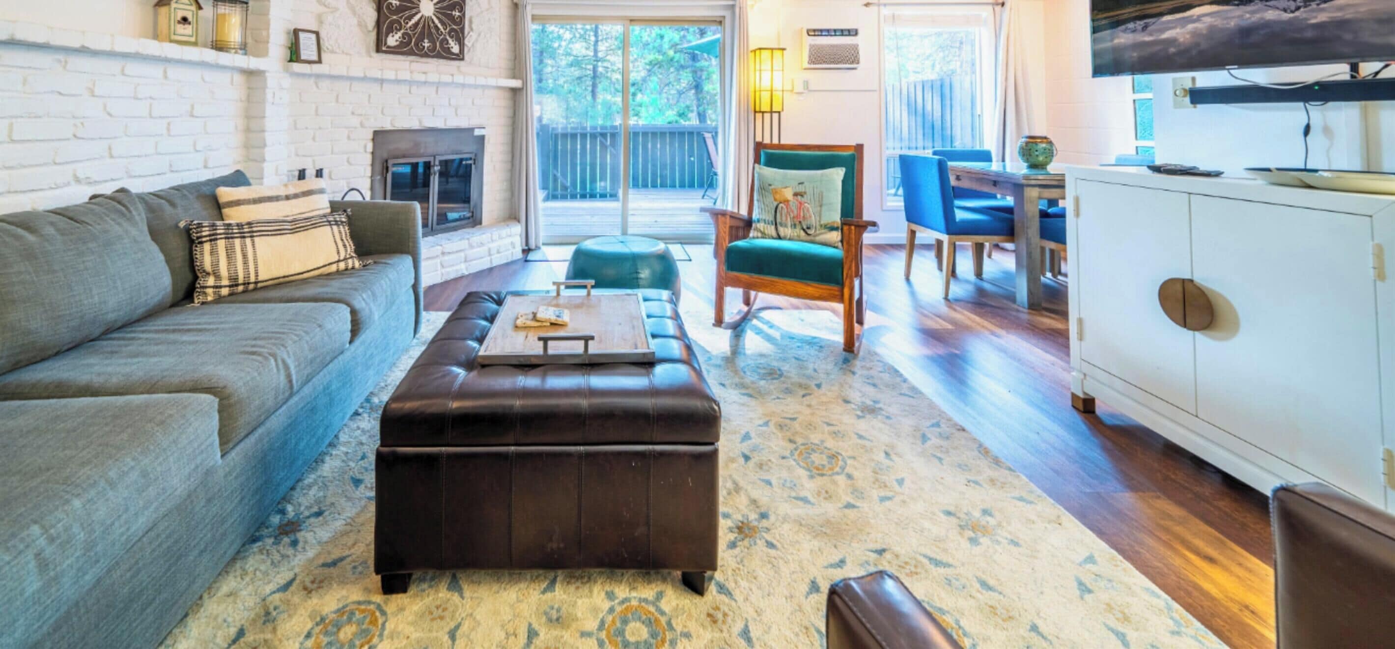 智能電視、壁爐、DVD 播放機