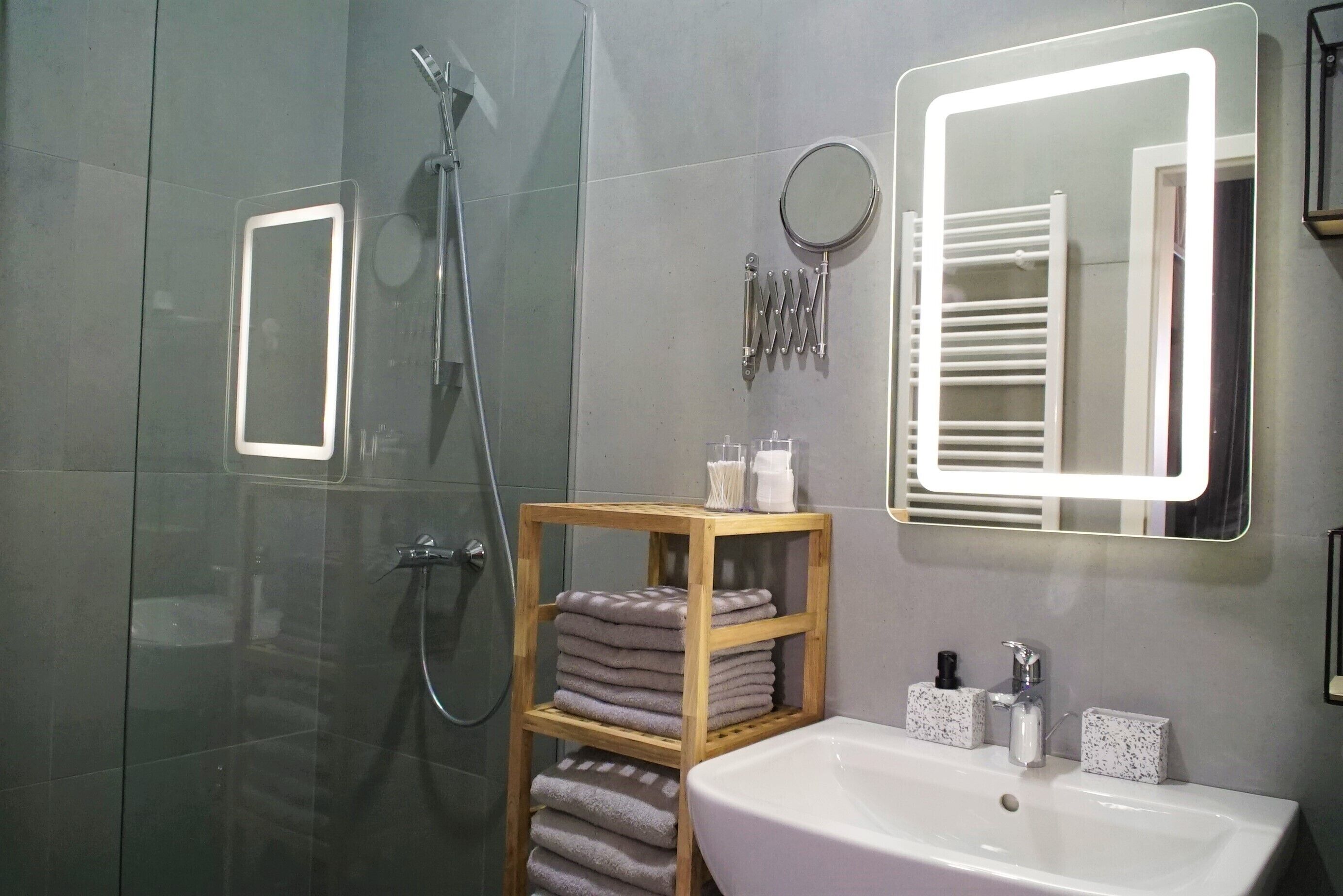 Haartrockner, Handtücher, Seife, Toilettenpapier