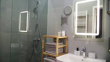 Haartrockner, Handtücher, Seife, Toilettenpapier