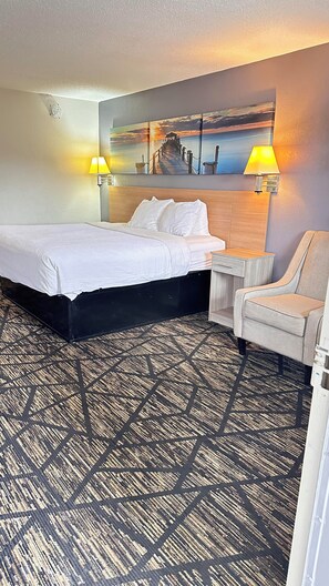 Basic Room, 1 King Bed | Free WiFi, bed sheets - Dreamland Inn and Suites (Senatobia)