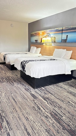 Basic Room, 2 Queen Beds | Free WiFi, bed sheets. Dreamland Inn and Suites