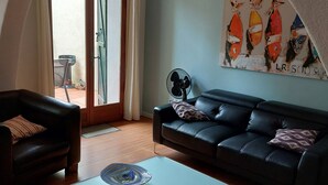 Living area - appt3 Between sea and mountains, beautiful apartment, swimming pool, botanical garden. (Sorède)