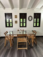 传统别墅, 无烟房, 简易厨房 | 起居区 | 32-英寸智能电视（配备数码频道）