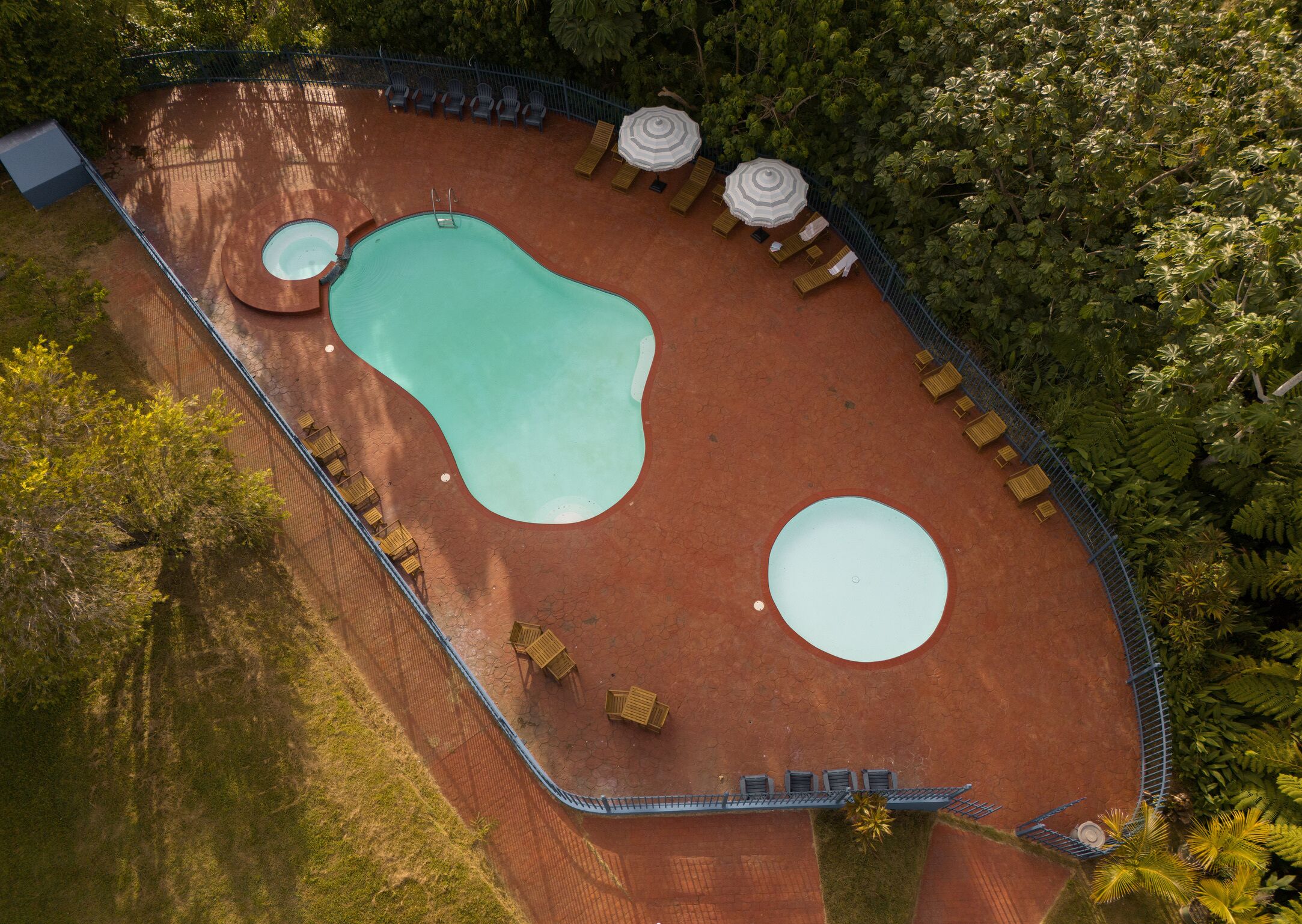 Una piscina al aire libre, cabañas de piscina gratuitas, sombrillas