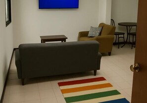 Suite, 1 Queen Bed with Sofa bed, Non Smoking, Kitchenette | Living area | 32-inch Smart TV with digital channels - El Oasis Hotel (Aguada)