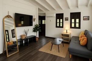 传统别墅, 无烟房, 简易厨房 | 起居区 | 32-英寸智能电视（配备数码频道）